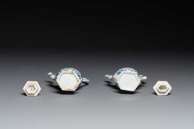 Deux verseuses couvertes en porcelaine de Chine en bleu et blanc, Kangxi