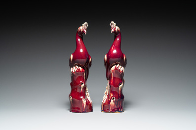 Paire de mod&egrave;les de paons en porcelaine de Chine &agrave; &eacute;mail flamb&eacute; sur socles en bois, 19&egrave;me