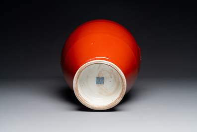 Vase de type 'hu' en porcelaine de Chine en rouge monochrome, marque de Qianlong, 19&egrave;me