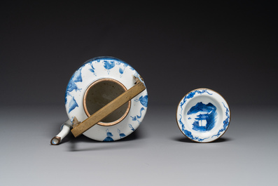 Een Chinese blauw-witte theepot met landschapsdecor en een schotel met kostbaarheden, 19e eeuw