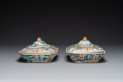 Een paar 'CSM' gemonogrammeerde Chinese famille rose dekselterrines, Jiaqing