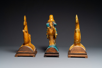 Paire de tuiles faiti&egrave;res en gr&egrave;s &eacute;maill&eacute; sancai en forme de dauphin et une figure de guerrier, Ming