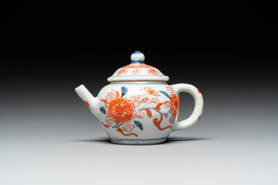 Een Chinese Imari-stijl miniatuur theepot, Kangxi