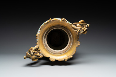 Vase en porcelaine de Chine famille rose &agrave; monture en bronze dor&eacute;, Qianlong
