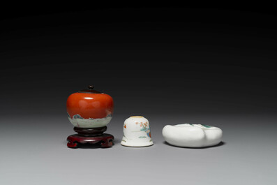 Groupe de trois objets de bureau d'&eacute;rudit en porcelaine de Chine famille rose, marque de Qianlong, 19/20&egrave;me