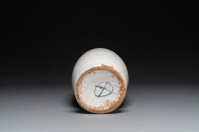Een grote blauw-witte Delftse albarello of apothekerspot, wellicht Engeland, 18e eeuw