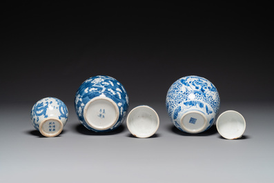 Een paar Chinese blauw-witte dekselvazen en drie potten, 19e eeuw