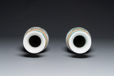 Une paire de vases, deux pots et une bo&icirc;te couverte en porcelaine de Chine famille rose, 19/20&egrave;me