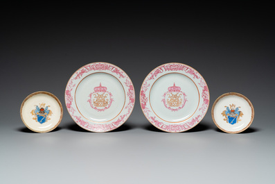 Een paar gemonogrammeerde Chinese roze-ge&euml;mailleerde borden en een paar koppen en schotels met wapendeor, Yongzheng/Qianlong