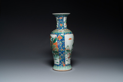 Vase en porcelaine de Chine famille verte &agrave; d&eacute;cor de guerriers &agrave; cheval, 19&egrave;me