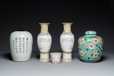 Une paire de vases, deux pots et une bo&icirc;te couverte en porcelaine de Chine famille rose, 19/20&egrave;me