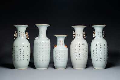 Cinq vases divers en porcelaine de Chine famille rose, 19/20&egrave;me