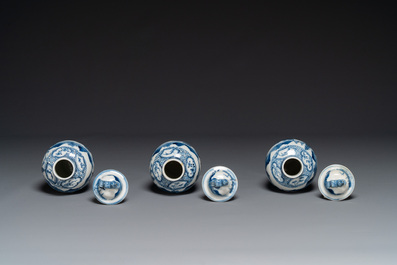 Garniture de cinq vases en porcelaine de Chine en bleu et blanc &agrave; d&eacute;cor de paysage, 19&egrave;me