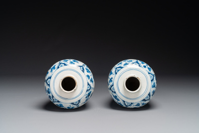 Een paar blauw-witte Delftse chinoiserie vazen met houten deksels, 18e eeuw