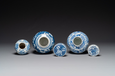 Een paar Chinese blauw-witte dekselvazen en drie potten, 19e eeuw