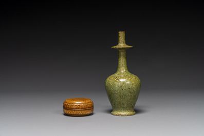 Bo&icirc;te couverte marbr&eacute; &agrave; gla&ccedil;ure jaune et une aigui&egrave;re marbr&eacute; &agrave; gla&ccedil;ure verte, Chine, Tang/Song