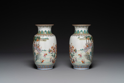 Paire de beaux vases de forme lanterne en porcelaine de Chine famille rose &agrave; d&eacute;cor des 'cent gar&ccedil;ons', marque Yan Xi Tong He 燕囍同和, R&eacute;publique