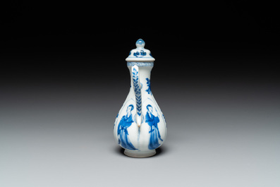 Een Chinese blauw-witte dekselkan met 'Lange Lijzen', jade merk, Kangxi