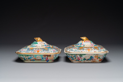Een paar 'CSM' gemonogrammeerde Chinese famille rose dekselterrines, Jiaqing