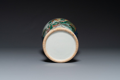 Vase en porcelaine de Chine famille verte &agrave; d&eacute;cor de guerriers &agrave; cheval, 19&egrave;me