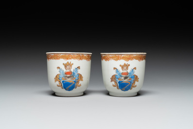 Een paar gemonogrammeerde Chinese roze-ge&euml;mailleerde borden en een paar koppen en schotels met wapendeor, Yongzheng/Qianlong