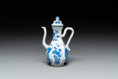 Een Chinese blauw-witte dekselkan met 'Lange Lijzen', jade merk, Kangxi