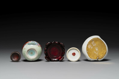 Groupe de trois objets de bureau d'&eacute;rudit en porcelaine de Chine famille rose, marque de Qianlong, 19/20&egrave;me