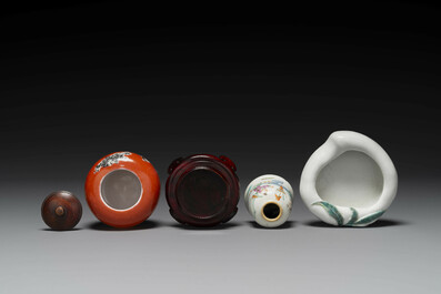 Groupe de trois objets de bureau d'&eacute;rudit en porcelaine de Chine famille rose, marque de Qianlong, 19/20&egrave;me