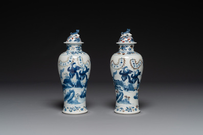 Paire de vases couverts en porcelaine de Chine en bleu, blanc et rouge de cuivre, marque de Kangxi, 19&egrave;me