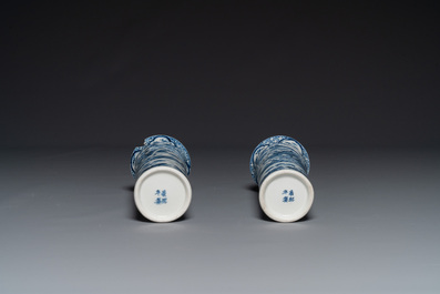 Garniture de cinq vases en porcelaine de Chine en bleu et blanc &agrave; d&eacute;cor de paysage, 19&egrave;me