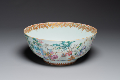 Grand bol en porcelaine de Chine famille rose de Canton &agrave; d&eacute;cor de gar&ccedil;ons et dames dans un jardin &eacute;labor&eacute;e, Qianlong