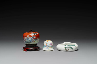 Groupe de trois objets de bureau d'&eacute;rudit en porcelaine de Chine famille rose, marque de Qianlong, 19/20&egrave;me