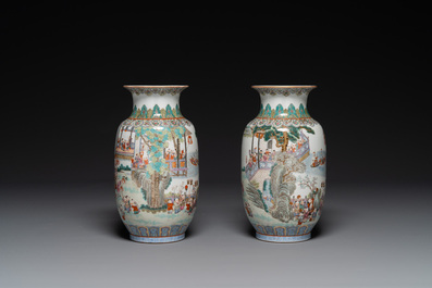 Paire de beaux vases de forme lanterne en porcelaine de Chine famille rose &agrave; d&eacute;cor des 'cent gar&ccedil;ons', marque Yan Xi Tong He 燕囍同和, R&eacute;publique