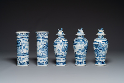 Garniture de cinq vases en porcelaine de Chine en bleu et blanc &agrave; d&eacute;cor de paysage, 19&egrave;me