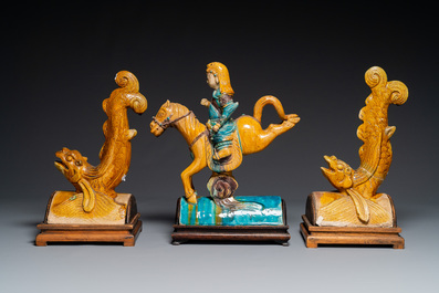 Paire de tuiles faiti&egrave;res en gr&egrave;s &eacute;maill&eacute; sancai en forme de dauphin et une figure de guerrier, Ming