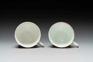 Een paar gemonogrammeerde Chinese roze-ge&euml;mailleerde borden en een paar koppen en schotels met wapendeor, Yongzheng/Qianlong