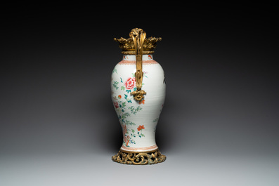 Vase en porcelaine de Chine famille rose &agrave; monture en bronze dor&eacute;, Qianlong