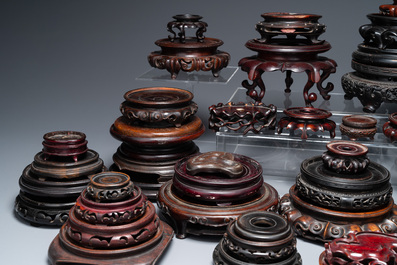 Grande collection de 58 socles vari&eacute;s en bois, Chine, 19/20&egrave;me