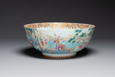 Grand bol en porcelaine de Chine famille rose de Canton &agrave; d&eacute;cor de gar&ccedil;ons et dames dans un jardin &eacute;labor&eacute;e, Qianlong