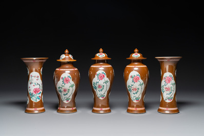 Garniture de cinq vases en porcelaine de Chine famille rose &agrave; d&eacute;cor floral sur fond brun capucin, Yongzheng/Qianlong