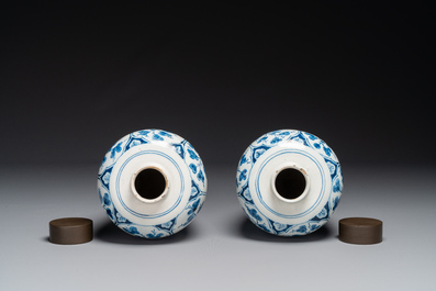 Een paar blauw-witte Delftse chinoiserie vazen met houten deksels, 18e eeuw