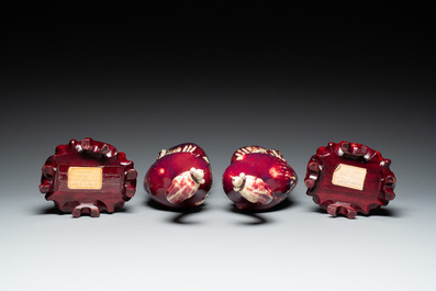 Paire de mod&egrave;les de paons en porcelaine de Chine &agrave; &eacute;mail flamb&eacute; sur socles en bois, 19&egrave;me