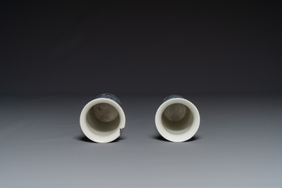 Garniture de cinq vases en porcelaine de Chine en bleu et blanc &agrave; d&eacute;cor de paysage, 19&egrave;me