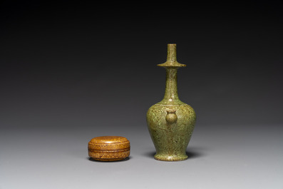 Bo&icirc;te couverte marbr&eacute; &agrave; gla&ccedil;ure jaune et une aigui&egrave;re marbr&eacute; &agrave; gla&ccedil;ure verte, Chine, Tang/Song