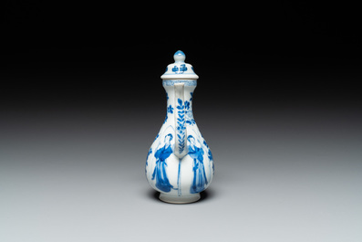Een Chinese blauw-witte dekselkan met 'Lange Lijzen', jade merk, Kangxi
