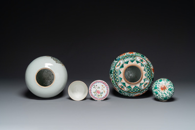 Une paire de vases, deux pots et une bo&icirc;te couverte en porcelaine de Chine famille rose, 19/20&egrave;me