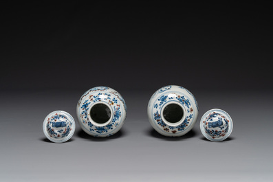Paire de vases couverts en porcelaine de Chine en bleu, blanc et rouge de cuivre, marque de Kangxi, 19&egrave;me