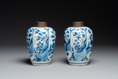 Een paar blauw-witte Delftse chinoiserie vazen met houten deksels, 18e eeuw