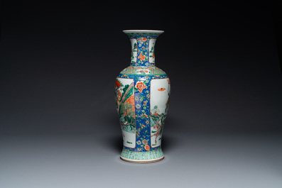 Vase en porcelaine de Chine famille verte &agrave; d&eacute;cor de guerriers &agrave; cheval, 19&egrave;me