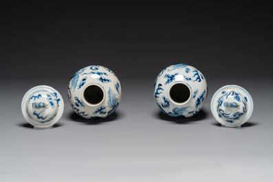 Een paar Chinese blauw-witte dekselvazen en drie potten, 19e eeuw